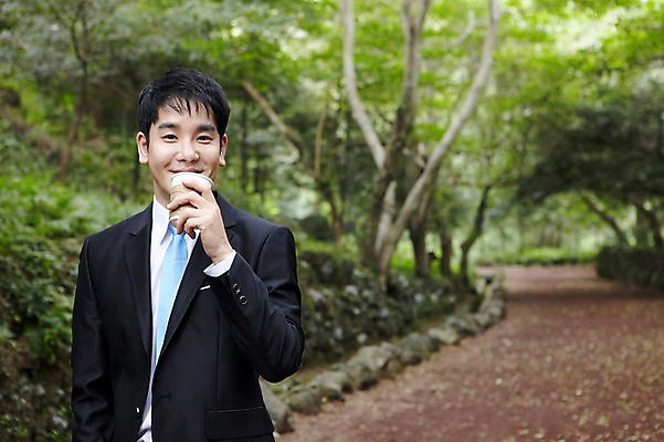 포토 JPG 주간 나무 식물 직업 라이프스타일 남자 커피 음료 맨라이프 비즈니스 티타임 휴식 한명 미소 웃음 들기 사람 동양인 정장 상반신 성인 야외 앞모습 아웃포커스 컵 30대 제주도 한국인 마시기 직장인 비즈니스맨 숲속 숲 종이컵 상쾌 비자림 테이크아웃 삼림욕 남자만 남자한명만 성인남자만 성인한명만 성인남자한명만 장년만 장년남자만 장년남자한명만 성인만 국내포토 자연요소 1 식기 옷 감정 뷰포인트 컨셉 모션 한국 촬영기법 표정 인종 생활 장년 일회용 파일형식