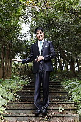 포토 JPG 주간 전신 나무 식물 직업 라이프스타일 남자 맨라이프 포즈 비즈니스 모션 휴식 안내 한명 서기 미소 웃음 사람 동양인 정장 손짓 성인 야외 앞모습 30대 제주도 계단 한국인 직장인 비즈니스맨 숲속 숲 알림 상쾌 비자림 삼림욕 남자만 남자한명만 성인남자만 성인한명만 성인남자한명만 장년만 장년남자만 장년남자한명만 성인만 국내포토 자연요소 1 옷 감정 뷰포인트 컨셉 한국 표정 인종 생활 장년 파일형식