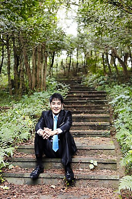 포토 JPG 주간 전신 나무 식물 직업 라이프스타일 남자 맨라이프 비즈니스 휴식 한명 미소 웃음 사람 앉기 동양인 정장 성인 야외 앞모습 30대 제주도 계단 한국인 직장인 비즈니스맨 숲속 숲 상쾌 비자림 삼림욕 남자만 남자한명만 성인남자만 성인한명만 성인남자한명만 장년만 장년남자만 장년남자한명만 성인만 국내포토 자연요소 1 옷 감정 뷰포인트 컨셉 모션 한국 표정 인종 생활 장년 파일형식