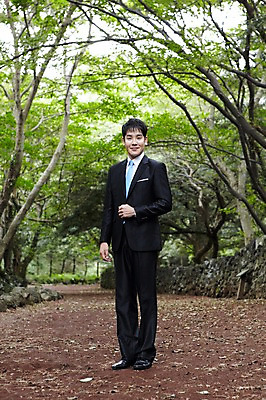 포토 JPG 주간 전신 나무 식물 직업 라이프스타일 남자 맨라이프 비즈니스 휴식 한명 서기 미소 웃음 사람 동양인 정장 성인 야외 앞모습 30대 제주도 한국인 직장인 비즈니스맨 숲속 숲 상쾌 비자림 삼림욕 남자만 남자한명만 성인남자만 성인한명만 성인남자한명만 장년만 장년남자만 장년남자한명만 성인만 국내포토 자연요소 1 옷 감정 뷰포인트 컨셉 모션 한국 표정 인종 생활 장년 파일형식