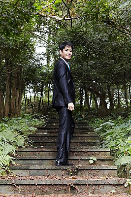 포토 JPG 주간 전신 나무 식물 직업 라이프스타일 남자 맨라이프 비즈니스 휴식 한명 서기 미소 웃음 사람 동양인 정장 성인 야외 옆모습 30대 제주도 걷기 계단 산책 한국인 직장인 비즈니스맨 숲속 숲 상쾌 비자림 삼림욕 남자만 남자한명만 성인남자만 성인한명만 성인남자한명만 장년만 장년남자만 장년남자한명만 성인만 국내포토 자연요소 1 옷 감정 뷰포인트 컨셉 모션 한국 표정 인종 생활 장년 파일형식