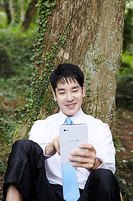 포토 JPG 주간 나무 식물 직업 라이프스타일 응시 남자 맨라이프 인터넷 비즈니스 휴식 한명 미소 웃음 들기 사람 앉기 동양인 정장 성인 야외 앞모습 아웃포커스 30대 태블릿 제주도 기댐 한국인 웹서핑 업무 직장인 비즈니스맨 작업실 숲속 숲 상쾌 비자림 삼림욕 남자만 남자한명만 성인남자만 성인한명만 성인남자한명만 장년만 장년남자만 장년남자한명만 성인만 국내포토 자연요소 1 시선 옷 감정 뷰포인트 컨셉 모션 한국 촬영기법 표정 인종 생활 장년 전자제품 스마트기기 작업 파일형식