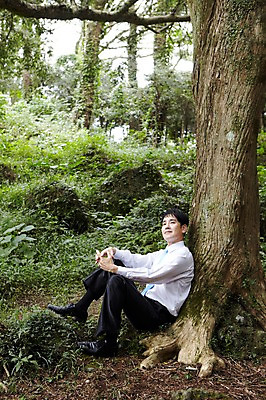 포토 JPG 주간 전신 나무 식물 직업 라이프스타일 응시 남자 맨라이프 비즈니스 휴식 한명 사람 앉기 동양인 정장 성인 야외 옆모습 30대 제주도 기댐 한국인 직장인 비즈니스맨 숲속 숲 상쾌 비자림 삼림욕 남자만 남자한명만 성인남자만 성인한명만 성인남자한명만 장년만 장년남자만 장년남자한명만 성인만 국내포토 자연요소 1 시선 옷 감정 뷰포인트 컨셉 모션 한국 인종 생활 장년 파일형식