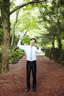 포토 JPG 주간 전신 나무 식물 직업 라이프스타일 남자 맨라이프 포즈 비즈니스 모션 휴식 한명 서기 미소 웃음 사람 동양인 정장 손짓 성인 야외 앞모습 30대 제주도 눈감음 한국인 직장인 비즈니스맨 숲속 숲 상쾌 기지개 비자림 삼림욕 남자만 남자한명만 성인남자만 성인한명만 성인남자한명만 장년만 장년남자만 장년남자한명만 성인만 국내포토 자연요소 1 옷 감정 뷰포인트 컨셉 한국 표정 인종 생활 장년 파일형식