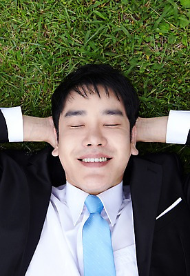 포토 JPG 주간 직업 라이프스타일 남자 맨라이프 비즈니스 휴식 한명 미소 웃음 사람 동양인 정장 잔디 상반신 성인 야외 앞모습 30대 하이앵글 눕기 제주도 눈감음 한국인 잠 직장인 비즈니스맨 상쾌 낮잠 비자림 팔베개 남자만 남자한명만 성인남자만 성인한명만 성인남자한명만 장년만 장년남자만 장년남자한명만 성인만 국내포토 자연요소 식물 1 옷 감정 뷰포인트 컨셉 모션 한국 표정 인종 생활 장년 파일형식