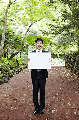 포토 JPG 주간 전신 나무 식물 직업 라이프스타일 배너 남자 맨라이프 포즈 비즈니스 휴식 사각프레임 광고판 한명 서기 미소 웃음 들기 사람 동양인 정장 성인 야외 앞모습 30대 제주도 한국인 직장인 비즈니스맨 숲속 숲 알림 상쾌 비자림 남자만 남자한명만 성인남자만 성인한명만 성인남자한명만 장년만 장년남자만 장년남자한명만 성인만 국내포토 자연요소 1 옷 감정 뷰포인트 컨셉 모션 프레임 한국 알림판 표정 인종 생활 장년 사각형 판 파일형식