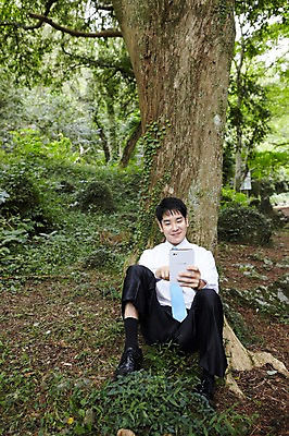 포토 JPG 주간 전신 나무 식물 직업 라이프스타일 응시 남자 맨라이프 인터넷 비즈니스 휴식 한명 미소 웃음 들기 사람 앉기 동양인 정장 성인 야외 앞모습 30대 태블릿 제주도 기댐 한국인 웹서핑 업무 직장인 비즈니스맨 작업실 숲속 숲 상쾌 비자림 삼림욕 남자만 남자한명만 성인남자만 성인한명만 성인남자한명만 장년만 장년남자만 장년남자한명만 성인만 국내포토 자연요소 1 시선 옷 감정 뷰포인트 컨셉 모션 한국 표정 인종 생활 장년 전자제품 스마트기기 작업 파일형식
