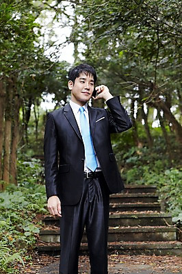 포토 JPG 주간 나무 식물 직업 라이프스타일 응시 남자 맨라이프 비즈니스 휴식 한명 서기 들기 사람 동양인 정장 성인 야외 앞모습 30대 스마트폰 제주도 계단 한국인 직장인 비즈니스맨 숲속 숲 전화기 상쾌 비자림 통화 남자만 남자한명만 성인남자만 성인한명만 성인남자한명만 장년만 장년남자만 장년남자한명만 성인만 국내포토 자연요소 1 시선 옷 감정 뷰포인트 컨셉 모션 한국 인종 생활 장년 핸드폰 스마트기기 파일형식