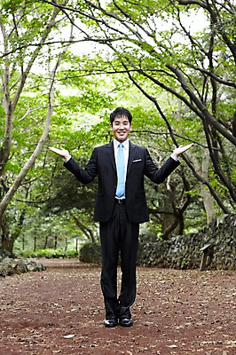 포토 JPG 주간 전신 나무 식물 직업 라이프스타일 남자 맨라이프 포즈 비즈니스 모션 휴식 안내 한명 서기 미소 웃음 사람 동양인 정장 손짓 성인 야외 앞모습 30대 제주도 한국인 직장인 비즈니스맨 숲속 숲 알림 상쾌 비자림 삼림욕 남자만 남자한명만 성인남자만 성인한명만 성인남자한명만 장년만 장년남자만 장년남자한명만 성인만 국내포토 자연요소 1 옷 감정 뷰포인트 컨셉 한국 표정 인종 생활 장년 파일형식