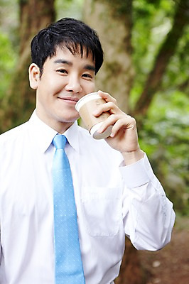 포토 JPG 주간 나무 식물 직업 라이프스타일 남자 커피 음료 맨라이프 비즈니스 티타임 휴식 한명 미소 웃음 들기 사람 동양인 정장 상반신 성인 야외 앞모습 아웃포커스 컵 30대 제주도 한국인 마시기 직장인 비즈니스맨 숲속 종이컵 상쾌 비자림 테이크아웃 남자만 남자한명만 성인남자만 성인한명만 성인남자한명만 장년만 장년남자만 장년남자한명만 성인만 국내포토 자연요소 1 식기 옷 감정 뷰포인트 컨셉 모션 한국 촬영기법 표정 인종 생활 장년 숲 일회용 파일형식