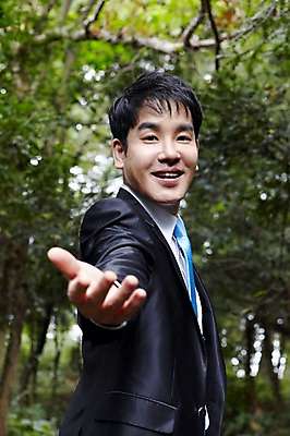 포토 JPG 주간 나무 식물 직업 라이프스타일 남자 맨라이프 포즈 비즈니스 모션 휴식 한명 미소 웃음 사람 동양인 정장 손짓 상반신 성인 야외 옆모습 아웃포커스 30대 제주도 한국인 직장인 비즈니스맨 숲속 숲 손내밀기 상쾌 비자림 남자만 남자한명만 성인남자만 성인한명만 성인남자한명만 장년만 장년남자만 장년남자한명만 성인만 국내포토 자연요소 1 옷 감정 뷰포인트 컨셉 한국 촬영기법 표정 인종 생활 장년 파일형식