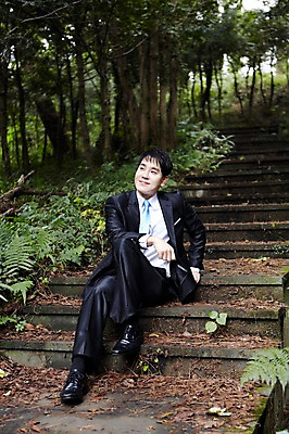 포토 JPG 주간 전신 나무 식물 직업 라이프스타일 응시 남자 맨라이프 비즈니스 휴식 한명 미소 웃음 사람 앉기 동양인 정장 성인 야외 앞모습 30대 제주도 계단 한국인 직장인 비즈니스맨 숲속 숲 상쾌 비자림 삼림욕 남자만 남자한명만 성인남자만 성인한명만 성인남자한명만 장년만 장년남자만 장년남자한명만 성인만 국내포토 자연요소 1 시선 옷 감정 뷰포인트 컨셉 모션 한국 표정 인종 생활 장년 파일형식