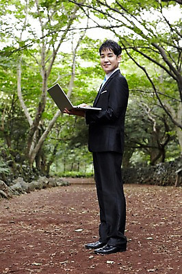 포토 JPG 주간 전신 나무 식물 직업 라이프스타일 남자 맨라이프 인터넷 비즈니스 휴식 한명 서기 미소 웃음 들기 사람 동양인 정장 성인 야외 옆모습 30대 노트북 컴퓨터 제주도 한국인 웹서핑 업무 직장인 비즈니스맨 작업실 숲속 숲 상쾌 비자림 남자만 남자한명만 성인남자만 성인한명만 성인남자한명만 장년만 장년남자만 장년남자한명만 성인만 국내포토 자연요소 1 옷 감정 뷰포인트 컨셉 모션 한국 표정 인종 생활 장년 전자제품 작업 파일형식