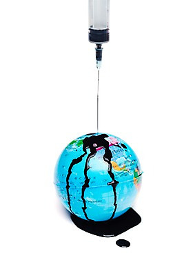 포토 JPG 스튜디오촬영 모양 지구 의료기기 실내 주사기 누끼 사람없음 지구본 모형 자연보호 환경 그린캠페인 미니어처 흐름 표현 의료용품 바늘 액체 환경오염 오염 보호 사회이슈 환경보전 국내포토 캠페인 컨셉 의학 자연 내부 도구 파일형식