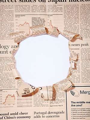 포토 JPG 스튜디오촬영 배너 종이 백그라운드 컨셉 프레임 알림판 실내 틀 사람없음 흰색 메모지 신문 알림 오브젝트 찢어짐 영자신문 원형프레임 말린_둥글게 국내포토 컬러 모션 내부 간행물 사무용품 원형 뉴스 파일형식