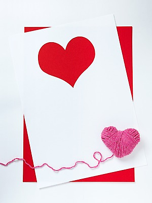 포토 JPG 스튜디오촬영 배너 종이 백그라운드 컨셉 프레임 알림판 실내 틀 사람없음 하트 메모지 실 알림 실타래 뭉치 실뭉치 타래 국내포토 모양 내부 사무용품 파일형식