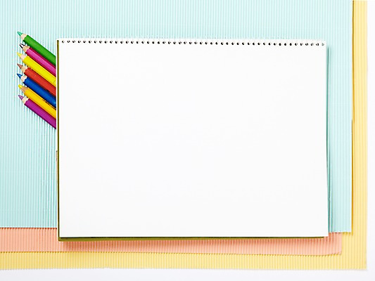 포토 JPG 스튜디오촬영 배너 종이 백그라운드 컨셉 색연필 사각프레임 프레임 광고판 알림판 실내 틀 미술 사람없음 미술도구 알림 스케치북 골판지 국내포토 문화예술 학용품 내부 사각형 오브젝트 판 파일형식