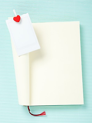 포토 JPG 스튜디오촬영 배너 종이 백그라운드 컨셉 문구용품 사각프레임 프레임 광고판 알림판 실내 집게 틀 사람없음 사무용품 공책 메모지 알림 하트집게 국내포토 내부 사각형 오브젝트 판 파일형식