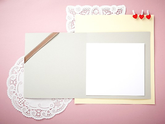 포토 JPG 스튜디오촬영 문양 배너 종이 백그라운드 컨셉 무늬 패턴 문구용품 사각프레임 프레임 광고판 알림판 실내 집게 틀 사람없음 사무용품 메모지 끈 알림 하트집게 국내포토 레이스천 내부 사각형 직물 오브젝트 판 파일형식