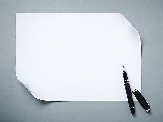 포토 JPG 스튜디오촬영 배너 종이 컬러 백그라운드 컨셉 사각프레임 프레임 광고판 알림판 실내 틀 사람없음 필기구 펜 볼펜 뚜껑 흰색 메모지 오픈 알림 말린_둥글게 국내포토 문구용품 내부 사각형 사무용품 판 파일형식