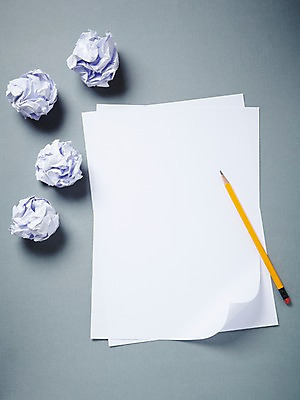 포토 JPG 스튜디오촬영 배너 종이 백그라운드 컨셉 사각프레임 프레임 광고판 알림판 실내 틀 사람없음 필기구 연필 물방울무늬 흰색 메모지 알림 구김 말린_둥글게 국내포토 컬러 무늬 모션 문구용품 학용품 내부 사각형 사무용품 판 파일형식