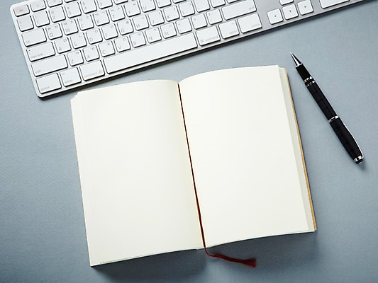 포토 JPG 스튜디오촬영 배너 종이 백그라운드 컨셉 문구용품 사각프레임 프레임 알림판 실내 틀 사람없음 필기구 펜 볼펜 공책 펼침 키보드 메모지 알림 타자기 국내포토 모션 내부 사각형 사무용품 골동품 오브젝트 파일형식