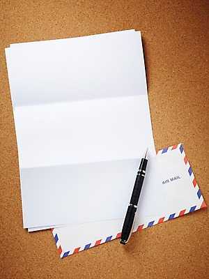 포토 JPG 스튜디오촬영 배너 종이 컬러 백그라운드 컨셉 편지봉투 사각프레임 프레임 알림판 실내 틀 사람없음 펜 볼펜 뚜껑 흰색 메모지 오픈 편지 알림 편지지 국내포토 봉투 내부 필기구 사각형 사무용품 파일형식