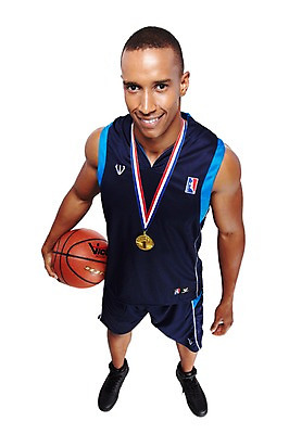 포토 JPG 스튜디오촬영 전신 서양인 외국인 해외기획촬영 라이프스타일 2012년태국 남자 스포츠 맨라이프 흑인 운동화 공 운동선수 농구 농구공 실내 한명 서기 미소 웃음 들기 누끼 사람 20대 성인 앞모습 운동복 하이앵글 운동 우승 메달 농구선수 열정 금메달 남자만 남자한명만 성인남자만 청년만 청년남자만 청년남자한명만 성인한명만 성인남자한명만 성인만 국내포토 1 옷 감정 뷰포인트 신발 모션 표정 건강 인종 청년 내부 생활 구기 최고 상_상패 파일형식