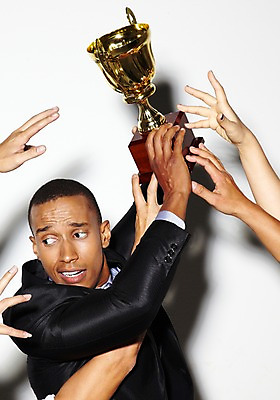 포토 JPG 스튜디오촬영 서양인 외국인 해외기획촬영 직업 라이프스타일 손 2012년태국 남자 맨라이프 흑인 비즈니스 실내 들기 누끼 사람 정장 여러명 상반신 20대 성인 앞모습 신체부위 우승 직장인 비즈니스맨 상 트로피 싸움 청년만 성인만 국내포토 옷 뷰포인트 다수 모션 인종 청년 내부 생활 최고 상_우승 상패 파일형식