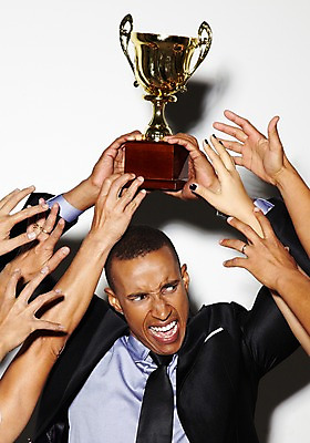 포토 JPG 스튜디오촬영 서양인 외국인 해외기획촬영 직업 라이프스타일 손 2012년태국 남자 맨라이프 흑인 비즈니스 실내 들기 누끼 사람 정장 여러명 상반신 20대 성인 앞모습 신체부위 우승 직장인 비즈니스맨 찡그림 상 트로피 싸움 청년만 성인만 국내포토 옷 뷰포인트 다수 모션 표정 인종 청년 내부 생활 최고 상_우승 상패 파일형식