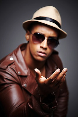 포토 JPG 스튜디오촬영 서양인 외국인 해외기획촬영 모자 라이프스타일 2012년태국 잡화 패션 남자 맨라이프 포즈 흑인 검은배경 실내 한명 사람 손짓 상반신 20대 성인 앞모습 아웃포커스 캐주얼 선글라스 재킷 가죽자켓 페도라 남자만 남자한명만 성인남자만 청년만 청년남자만 청년남자한명만 성인한명만 성인남자한명만 성인만 국내포토 모자_잡화 1 옷 안경 뷰포인트 백그라운드 모션 촬영기법 인종 청년 내부 생활 검은색 외투 파일형식