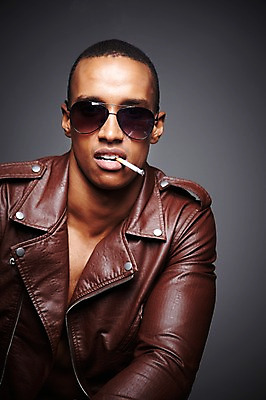 포토 JPG 스튜디오촬영 서양인 외국인 해외기획촬영 라이프스타일 2012년태국 잡화 패션 남자 맨라이프 포즈 흑인 검은배경 흡연 담배 실내 한명 사람 상반신 20대 성인 앞모습 캐주얼 선글라스 재킷 물기 가죽자켓 남자만 남자한명만 성인남자만 청년만 청년남자만 청년남자한명만 성인한명만 성인남자한명만 성인만 국내포토 1 옷 안경 뷰포인트 백그라운드 모션 인종 청년 내부 생활 검은색 외투 파일형식