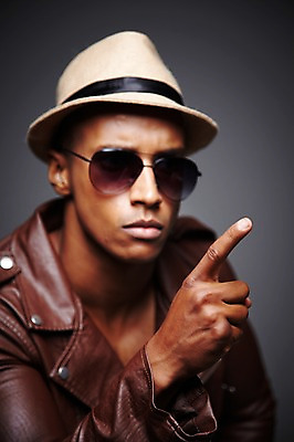 포토 JPG 스튜디오촬영 서양인 외국인 해외기획촬영 모자 라이프스타일 2012년태국 잡화 패션 남자 맨라이프 포즈 흑인 검은배경 실내 한명 사람 손짓 상반신 20대 성인 앞모습 아웃포커스 캐주얼 선글라스 재킷 가리킴 가죽자켓 페도라 남자만 남자한명만 성인남자만 청년만 청년남자만 청년남자한명만 성인한명만 성인남자한명만 성인만 국내포토 모자_잡화 1 옷 안경 뷰포인트 백그라운드 모션 촬영기법 인종 청년 내부 생활 검은색 외투 파일형식