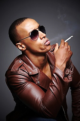포토 JPG 스튜디오촬영 서양인 외국인 해외기획촬영 라이프스타일 2012년태국 잡화 패션 남자 맨라이프 포즈 흑인 검은배경 흡연 담배 실내 한명 들기 사람 상반신 20대 성인 옆모습 캐주얼 선글라스 재킷 연기 가죽자켓 담배연기 남자만 남자한명만 성인남자만 청년만 청년남자만 청년남자한명만 성인한명만 성인남자한명만 성인만 국내포토 1 옷 안경 뷰포인트 백그라운드 모션 인종 청년 내부 생활 검은색 외투 파일형식