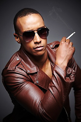 포토 JPG 스튜디오촬영 서양인 외국인 해외기획촬영 라이프스타일 2012년태국 잡화 패션 남자 맨라이프 포즈 흑인 검은배경 흡연 담배 실내 한명 들기 사람 상반신 20대 성인 앞모습 캐주얼 선글라스 재킷 연기 가죽자켓 담배연기 남자만 남자한명만 성인남자만 청년만 청년남자만 청년남자한명만 성인한명만 성인남자한명만 성인만 국내포토 1 옷 안경 뷰포인트 백그라운드 모션 인종 청년 내부 생활 검은색 외투 파일형식