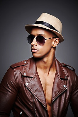 포토 JPG 스튜디오촬영 서양인 외국인 해외기획촬영 모자 라이프스타일 응시 2012년태국 잡화 패션 남자 맨라이프 포즈 흑인 검은배경 실내 한명 사람 상반신 20대 성인 앞모습 캐주얼 선글라스 재킷 가죽자켓 페도라 남자만 남자한명만 성인남자만 청년만 청년남자만 청년남자한명만 성인한명만 성인남자한명만 성인만 국내포토 모자_잡화 1 시선 옷 안경 뷰포인트 백그라운드 인종 청년 내부 생활 검은색 외투 파일형식