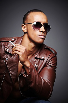 포토 JPG 스튜디오촬영 서양인 외국인 해외기획촬영 라이프스타일 응시 2012년태국 잡화 패션 남자 맨라이프 포즈 흑인 검은배경 흡연 담배 실내 한명 들기 사람 상반신 20대 성인 앞모습 캐주얼 선글라스 재킷 가죽자켓 남자만 남자한명만 성인남자만 청년만 청년남자만 청년남자한명만 성인한명만 성인남자한명만 성인만 국내포토 1 시선 옷 안경 뷰포인트 백그라운드 모션 인종 청년 내부 생활 검은색 외투 파일형식