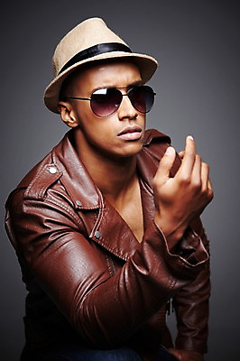 포토 JPG 스튜디오촬영 서양인 외국인 해외기획촬영 모자 라이프스타일 2012년태국 잡화 패션 남자 맨라이프 포즈 흑인 검은배경 실내 한명 사람 상반신 20대 성인 앞모습 캐주얼 선글라스 재킷 가죽자켓 페도라 남자만 남자한명만 성인남자만 청년만 청년남자만 청년남자한명만 성인한명만 성인남자한명만 성인만 국내포토 모자_잡화 1 옷 안경 뷰포인트 백그라운드 인종 청년 내부 생활 검은색 외투 파일형식