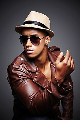 포토 JPG 스튜디오촬영 서양인 외국인 해외기획촬영 모자 라이프스타일 응시 2012년태국 잡화 패션 남자 맨라이프 포즈 흑인 검은배경 실내 한명 사람 상반신 20대 성인 앞모습 캐주얼 선글라스 재킷 가죽자켓 페도라 남자만 남자한명만 성인남자만 청년만 청년남자만 청년남자한명만 성인한명만 성인남자한명만 성인만 국내포토 모자_잡화 1 시선 옷 안경 뷰포인트 백그라운드 인종 청년 내부 생활 검은색 외투 파일형식
