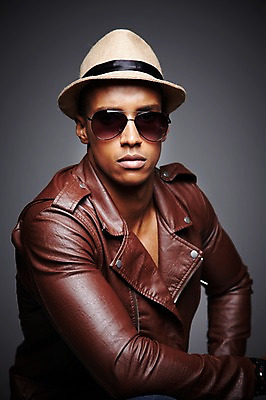 포토 JPG 스튜디오촬영 서양인 외국인 해외기획촬영 모자 라이프스타일 2012년태국 잡화 패션 남자 맨라이프 포즈 흑인 검은배경 실내 한명 사람 상반신 20대 성인 앞모습 캐주얼 선글라스 재킷 가죽자켓 페도라 남자만 남자한명만 성인남자만 청년만 청년남자만 청년남자한명만 성인한명만 성인남자한명만 성인만 국내포토 모자_잡화 1 옷 안경 뷰포인트 백그라운드 인종 청년 내부 생활 검은색 외투 파일형식