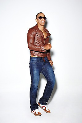 포토 JPG 스튜디오촬영 전신 서양인 외국인 해외기획촬영 라이프스타일 2012년태국 잡화 패션 남자 맨라이프 포즈 흑인 운동화 모션 실내 한명 서기 미소 웃음 누끼 사람 20대 성인 앞모습 캐주얼 선글라스 재킷 청바지 가죽자켓 남자만 남자한명만 성인남자만 청년만 청년남자만 청년남자한명만 성인한명만 성인남자한명만 성인만 국내포토 1 옷 안경 뷰포인트 신발 바지 표정 인종 청년 내부 생활 외투 파일형식