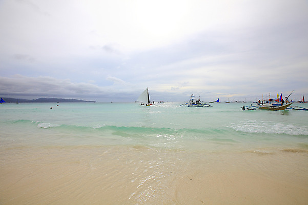 포토 JPG 주간 구름 해외풍경 해외 계절 아시아 물결 파도 바다 섬 여행 하늘 휴가 열대 필리핀 풍경 해변 사람없음 야외 여름 여름휴가 바캉스 모래사장 동남아시아 수상스포츠 보트 해수욕장 휴양지 보라카이 방카 호핑투어 선박 국내포토 자연요소 나라 스포츠 수상교통 배_교통 장소 파일형식 여름_계절