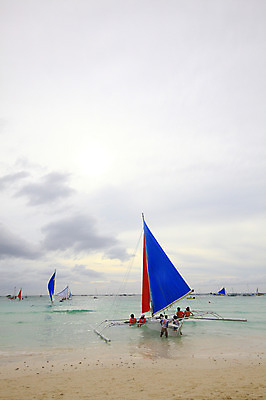 포토 JPG 주간 구름 해외풍경 해외 계절 아시아 물결 파도 바다 섬 여행 요트 하늘 휴가 열대 필리핀 사람 풍경 여러명 해변 야외 여름 여름휴가 바캉스 모래사장 동남아시아 돌_바위 조약돌 수상스포츠 보트 해수욕장 휴양지 보라카이 구명조끼 방카 호핑투어 선박 국내포토 자연요소 나라 스포츠 다수 수상교통 배_교통 장소 구조용품 파일형식 여름_계절