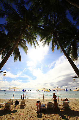 포토 JPG 주간 나무 식물 구름 해외풍경 해외 계절 여자 수영복 아시아 바다 섬 여행 탁자 하늘 휴가 열대 그림자 필리핀 사람 풍경 여러명 해변 야외 뒷모습 여름 여름휴가 바캉스 반짝임 비키니 수건 모래사장 야자수 눕기 햇빛 태양 반사 동남아시아 파라솔 보트 선탠 해수욕장 휴양지 선베드 해수욕 보라카이 방카 호핑투어 선박 여자만 국내포토 자연요소 옷 나라 뷰포인트 가구 다수 수상교통 배_교통 의자 모션 위생용품 장소 파일형식 여름_계절