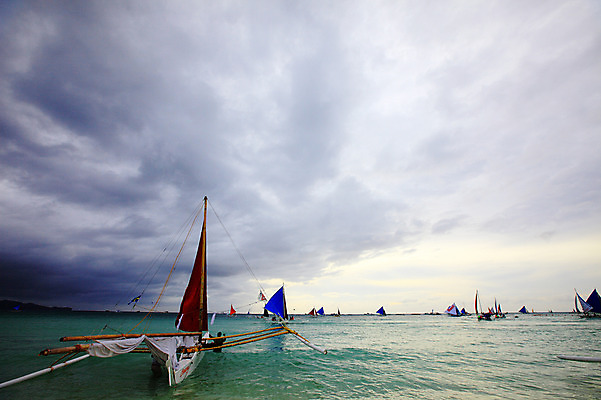 포토 JPG 주간 구름 해외풍경 해외 계절 아시아 바다 섬 여행 요트 하늘 휴가 열대 필리핀 사람 풍경 여러명 해변 야외 여름 여름휴가 바캉스 동남아시아 수상스포츠 보트 해수욕장 먹구름 휴양지 보라카이 방카 호핑투어 선박 국내포토 자연요소 나라 스포츠 다수 수상교통 배_교통 장소 파일형식 구름_자연 여름_계절