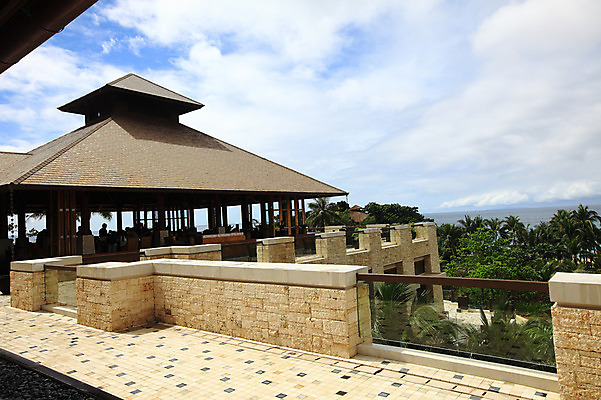 포토 JPG 주간 나무 식물 구름 해외풍경 해외 건축물 아시아 바다 여행 하늘 호텔 리조트 휴가 열대 필리핀 사람 풍경 여러명 해변 야외 건물 야자수 식당 레스토랑 동남아시아 파라솔 풀 휴양지 보라카이 국내포토 자연요소 건축 나라 다수 숙소 상점 장소 파일형식