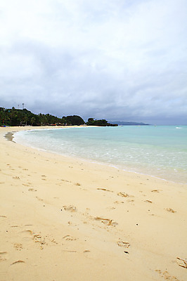 포토 JPG 주간 나무 식물 해외풍경 해외 건축물 계절 아시아 물결 파도 바다 섬 여행 휴가 열대 필리핀 풍경 해변 사람없음 야외 건물 여름 여름휴가 바캉스 모래사장 야자수 동남아시아 보트 발자국 해수욕장 휴양지 보라카이 방카 선박 국내포토 자연요소 건축 나라 수상교통 배_교통 자국 장소 파일형식 여름_계절