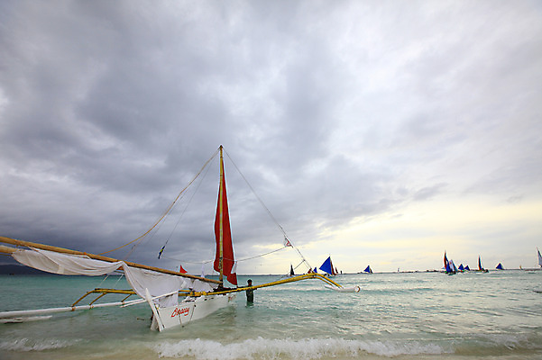 포토 JPG 주간 구름 해외풍경 해외 계절 아시아 물결 파도 바다 섬 여행 요트 하늘 휴가 열대 필리핀 사람 풍경 여러명 해변 야외 여름 여름휴가 바캉스 동남아시아 수상스포츠 보트 해수욕장 먹구름 휴양지 보라카이 방카 호핑투어 선박 국내포토 자연요소 나라 스포츠 다수 수상교통 배_교통 장소 파일형식 구름_자연 여름_계절