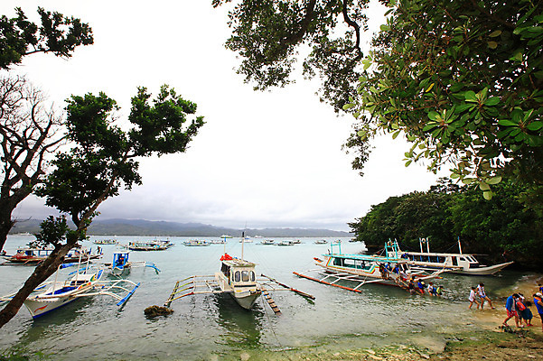 포토 JPG 주간 나무 식물 해외풍경 해외 계절 아시아 물결 바다 섬 여행 휴가 열대 필리핀 사람 풍경 여러명 해변 야외 여름 여름휴가 바캉스 동남아시아 수상스포츠 보트 휴양지 보라카이 방카 호핑투어 선박 국내포토 자연요소 나라 스포츠 다수 수상교통 배_교통 장소 파일형식 여름_계절