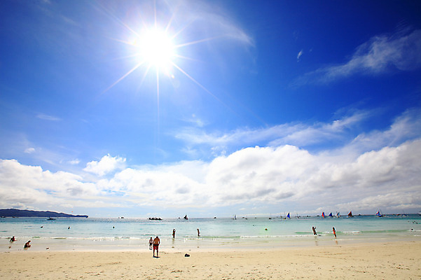 포토 JPG 주간 구름 해외풍경 해외 계절 아시아 물결 파도 바다 섬 여행 하늘 휴가 열대 필리핀 사람 풍경 여러명 해변 야외 여름 여름휴가 바캉스 반짝임 모래사장 눕기 햇빛 동남아시아 수상스포츠 보트 선탠 해수욕장 휴양지 해수욕 보라카이 방카 눈부심 호핑투어 선박 국내포토 자연요소 나라 스포츠 다수 수상교통 배_교통 모션 태양 장소 파일형식 여름_계절